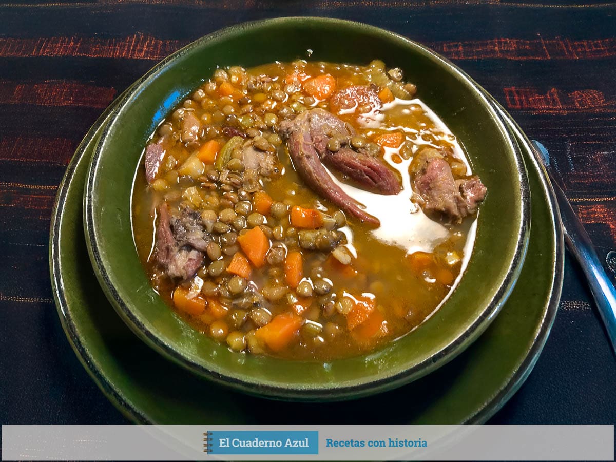 lentejas con costillas estofadas servidas en cuenco verde