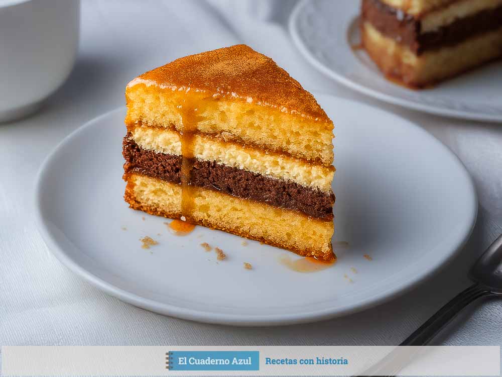 Tarta San Marcos en plato blanco corte