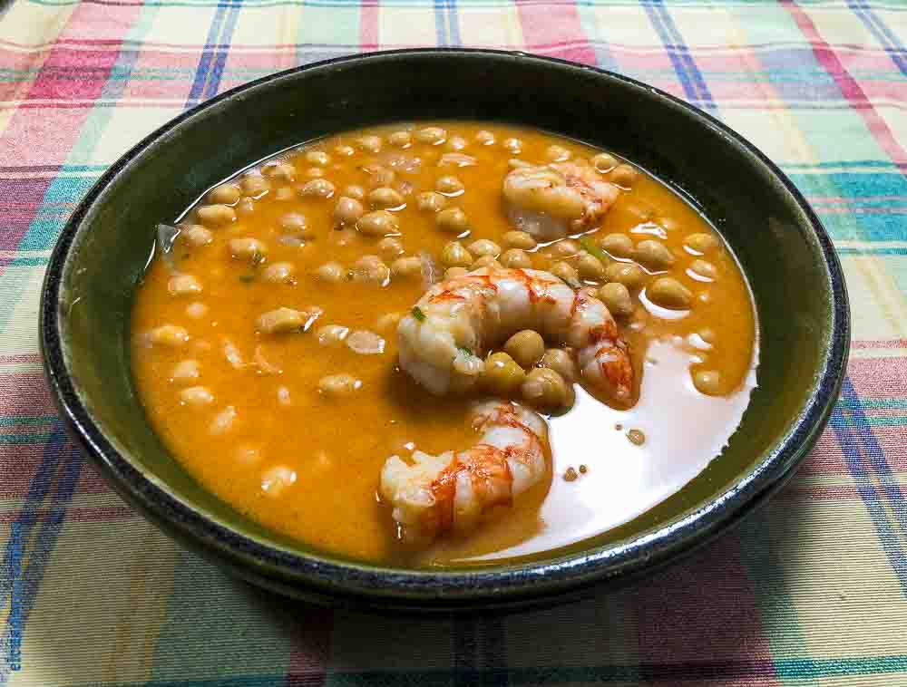 Garbanzos con langostinos.