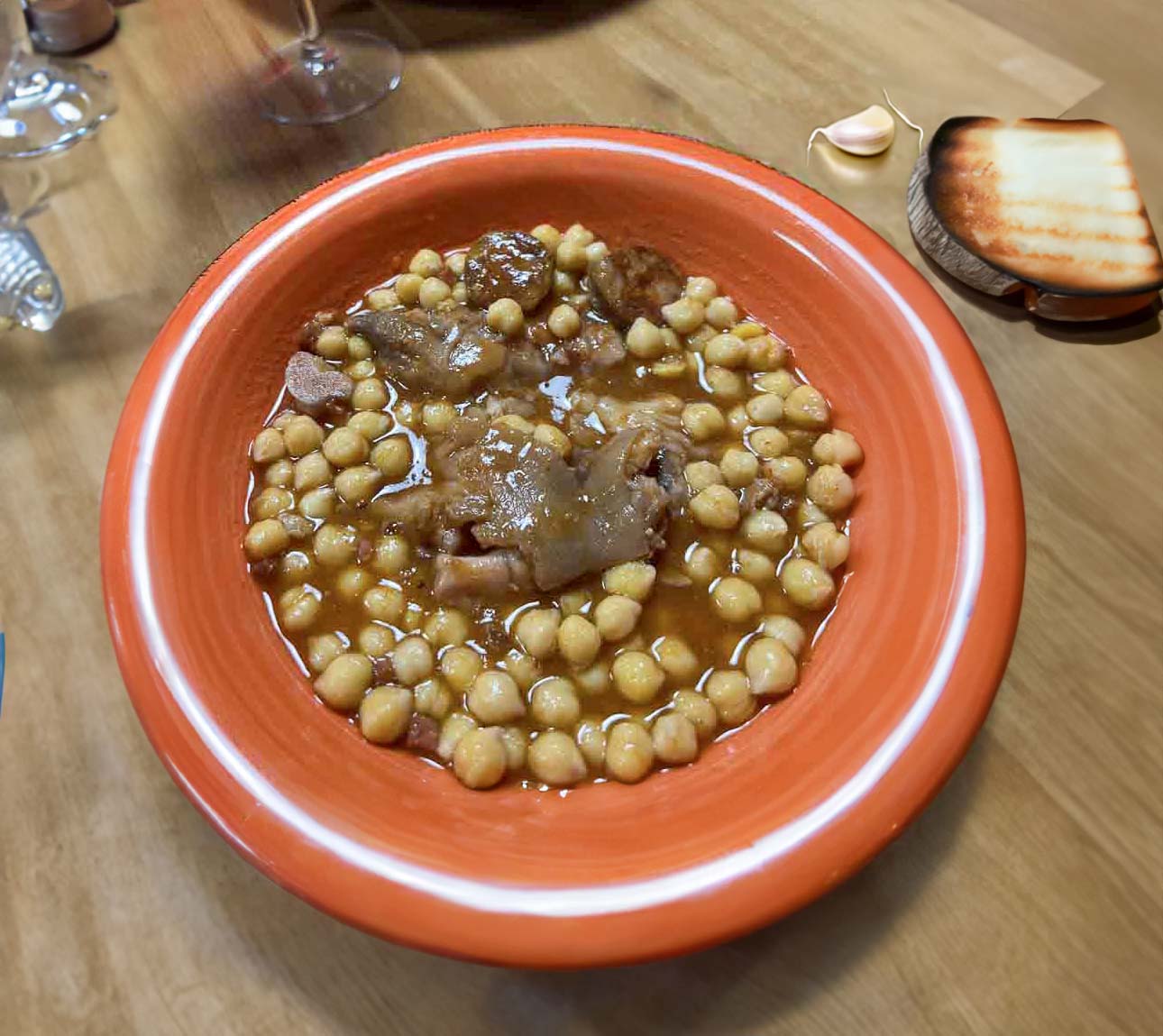 Garbanzos con manitas de cerdo.