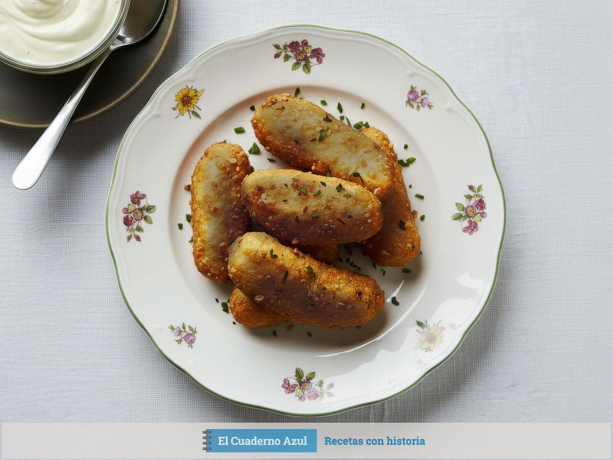 Croquetas de chipirones en plato blanco