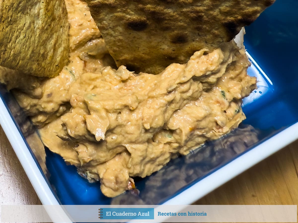 paté de sardinas al tomate con totopos crujientes