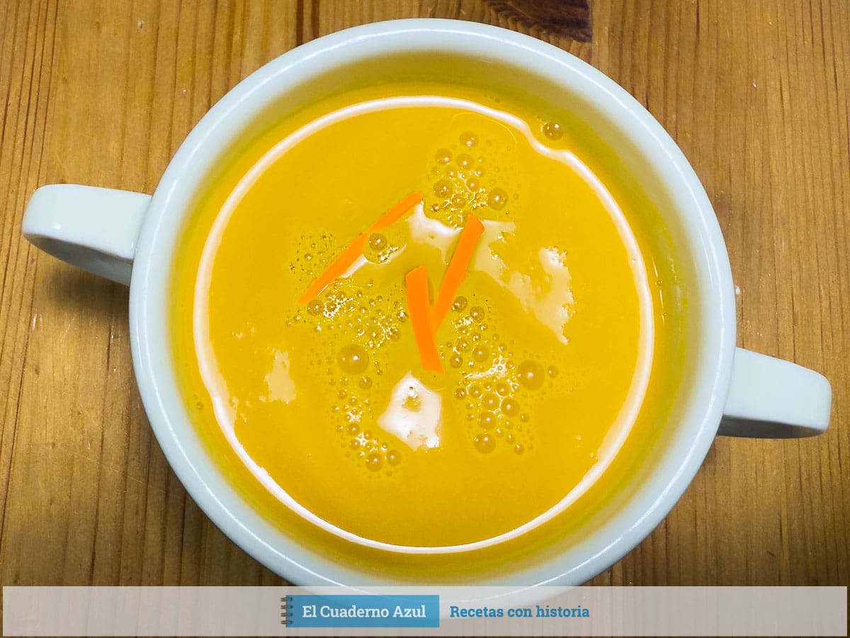 gazpacho de zanahoria cremoso en cuenco blanco con ramita de eneldo
