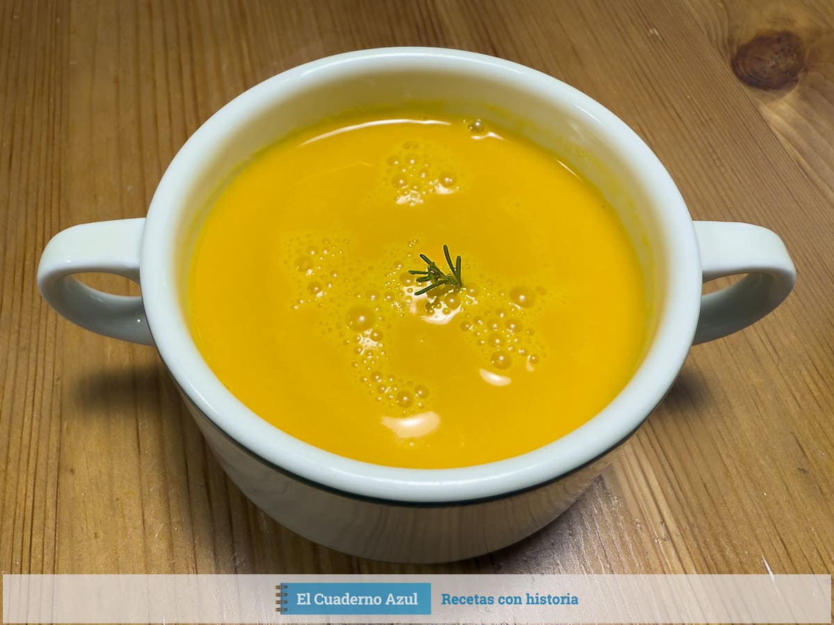 gazpacho de zanahoria cremoso en cuenco blanco con ramita de eneldo