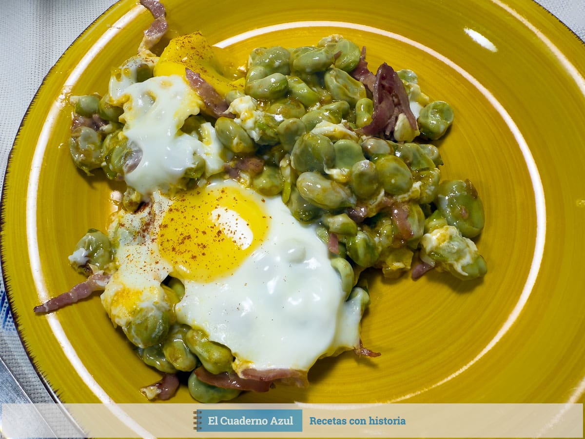 habas tiernas con jamón y huevos camperos cuajados en sartén