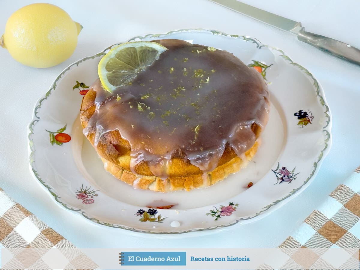 Bizcocho de limón en freidora de aire en un plato con flores