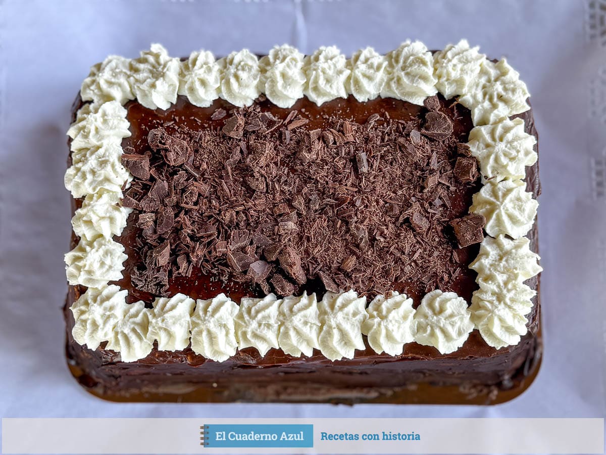 tarta de galletas y chocolate con ganache, nata y virutas