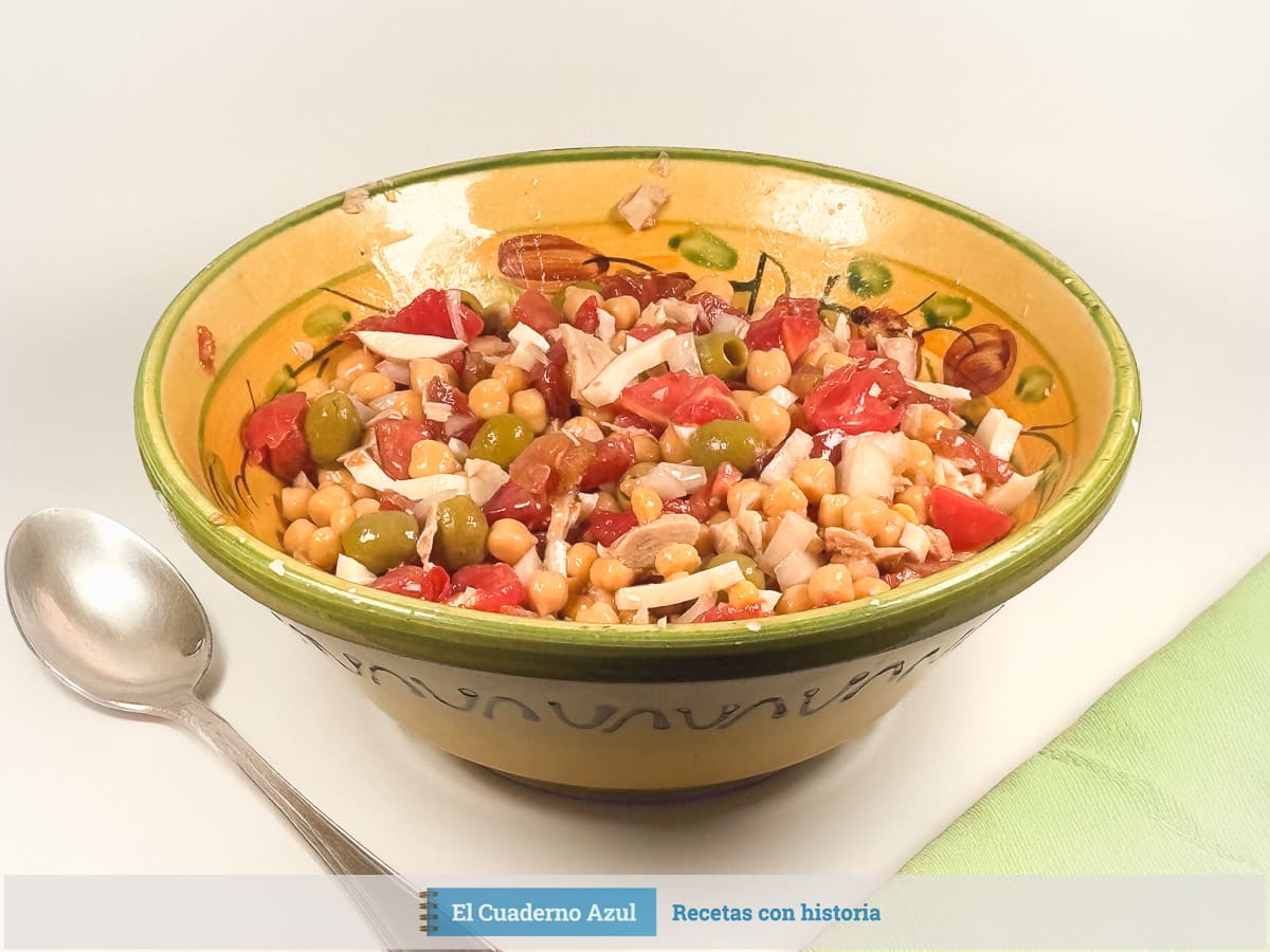 Ensalada de garbanzos con atún, tomate, huevo y aceitunas.