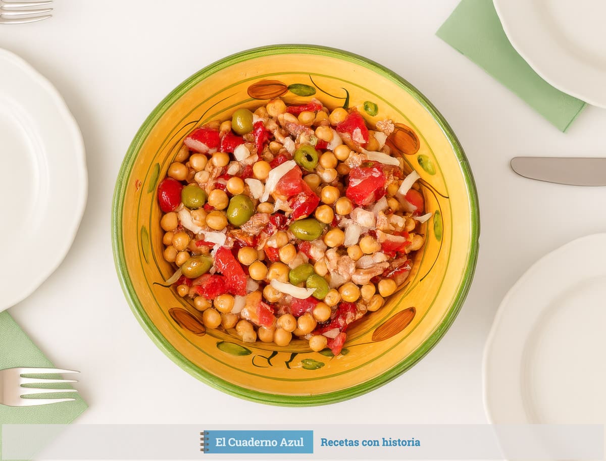 Ensalada de garbanzos con atún, tomate y aceitunas.