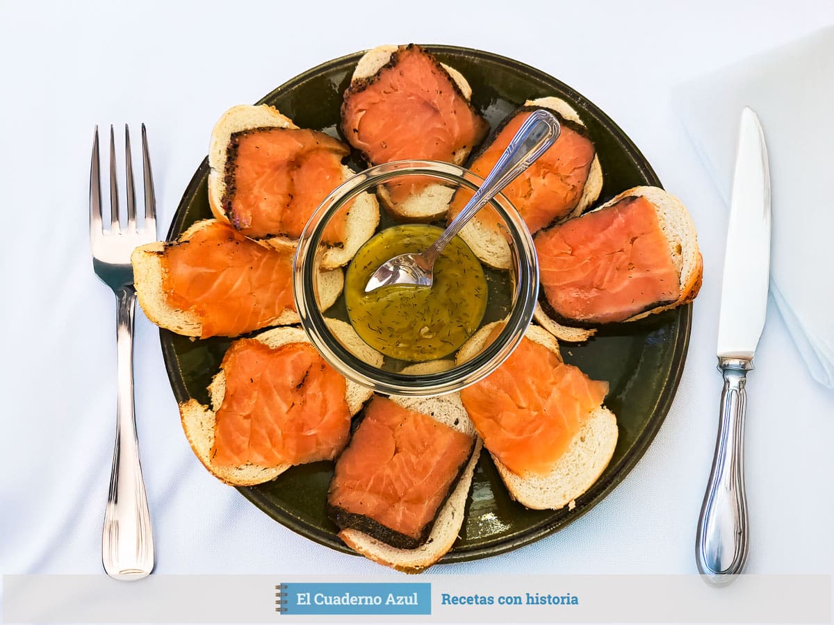 Tostas de salmón marinado con salsa de eneldo en rueda